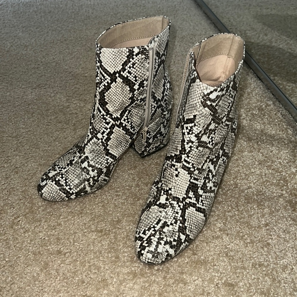 URBAN OUTFITTERS BOOTIES